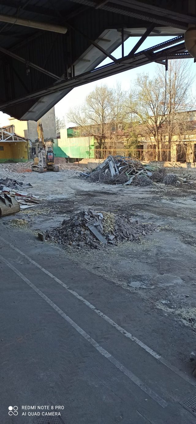 Cumulo di rifiuti di demolizioni industriali