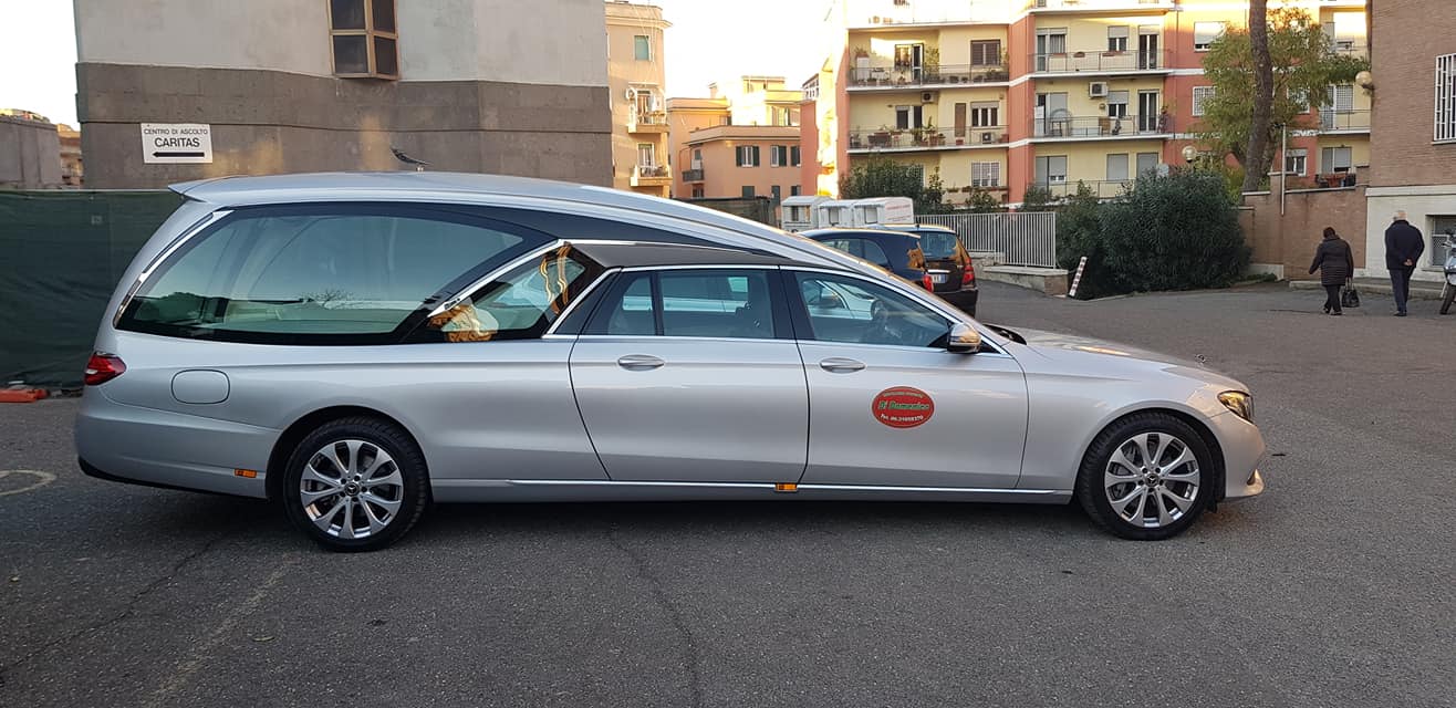 auto funebre grigia con logo aziendale