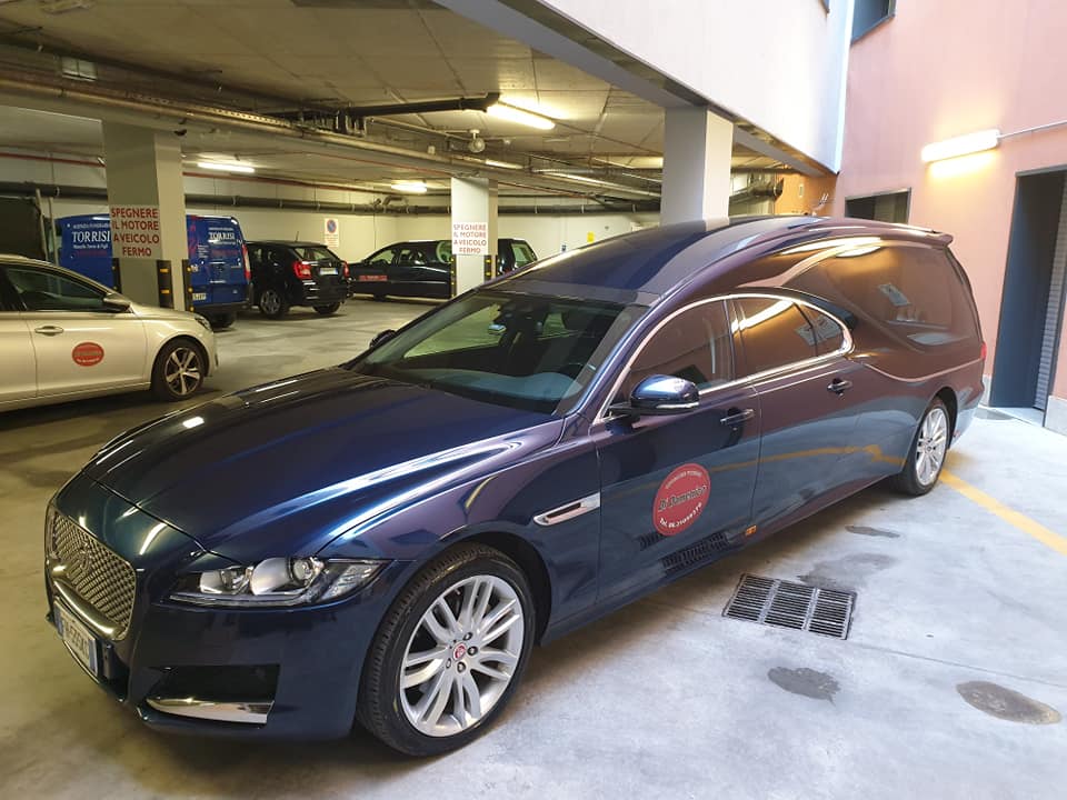 auto funebre con logo aziendale
