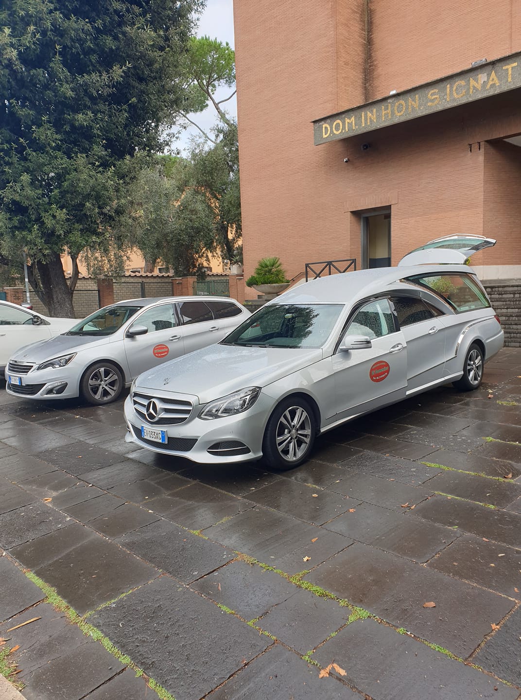 auto funebre con cofano aperto