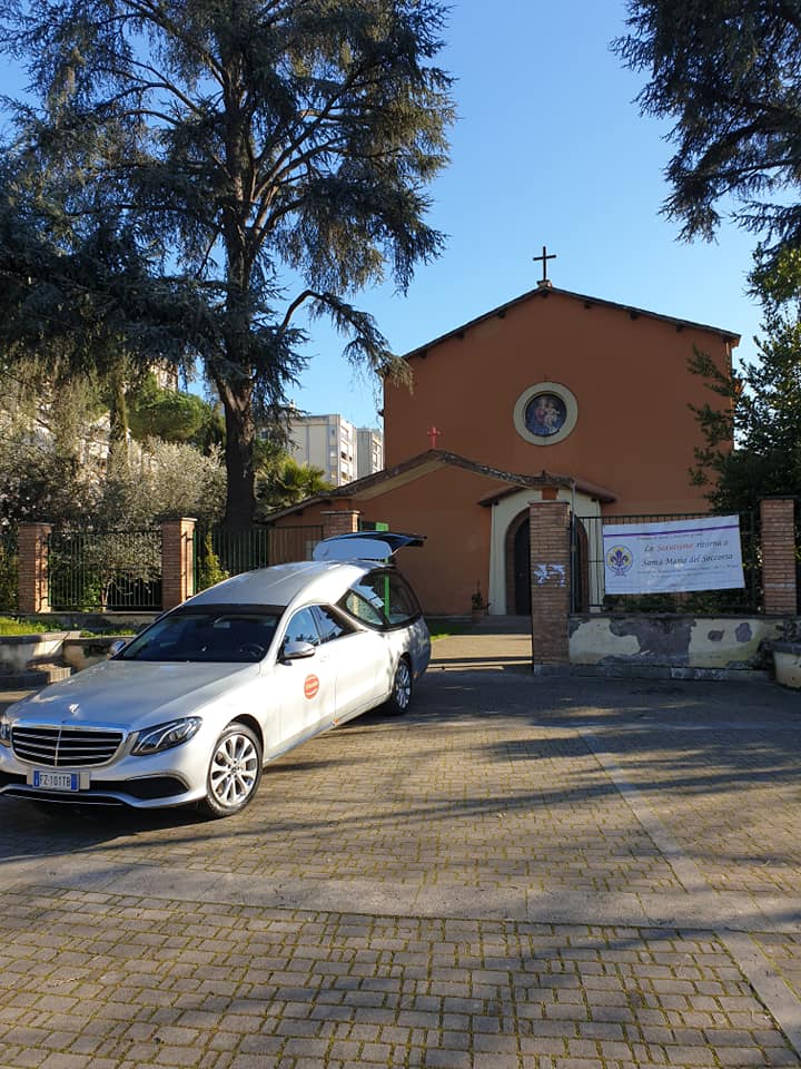 auto funebre grigia parcheggiata