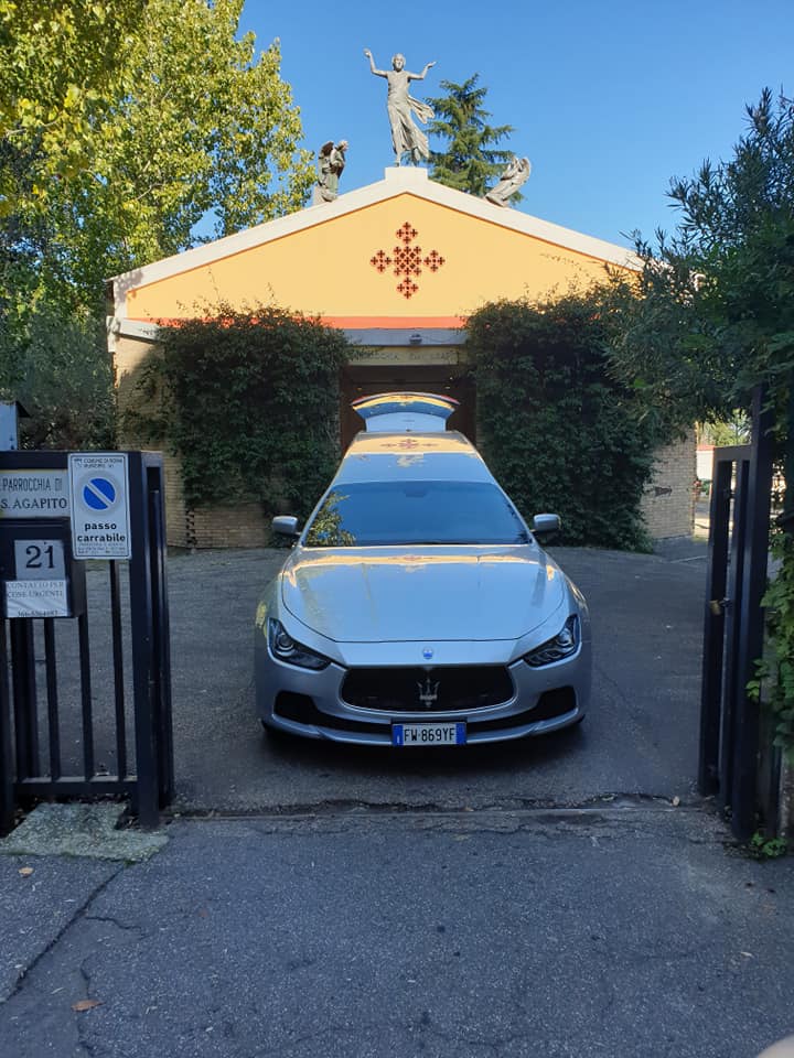 auto funebre grigia con cofano aperto