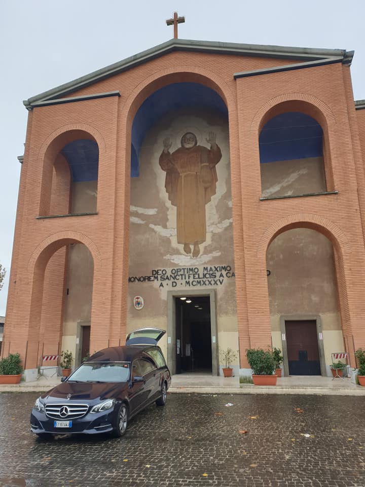auto funebre nera fuori da una chiesa