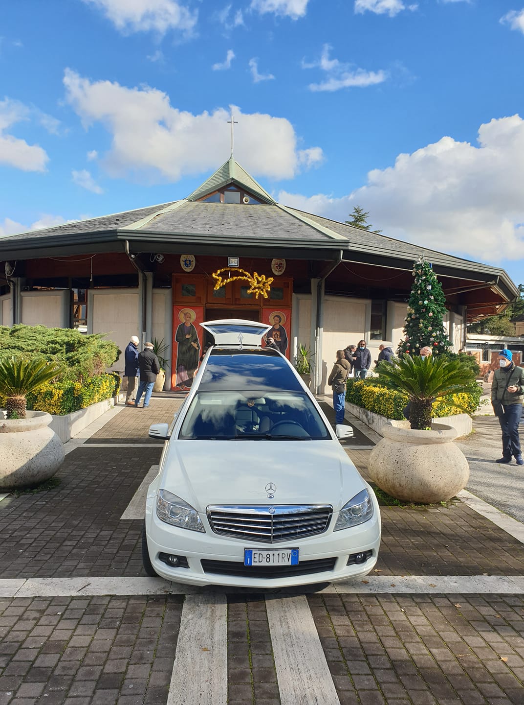 auto funebre fuori da una chiesa