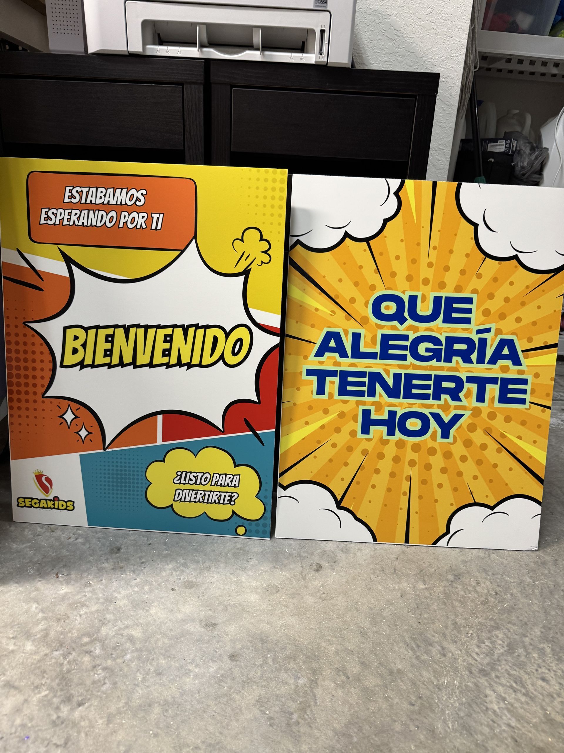 Two comic-style signs in Spanish: