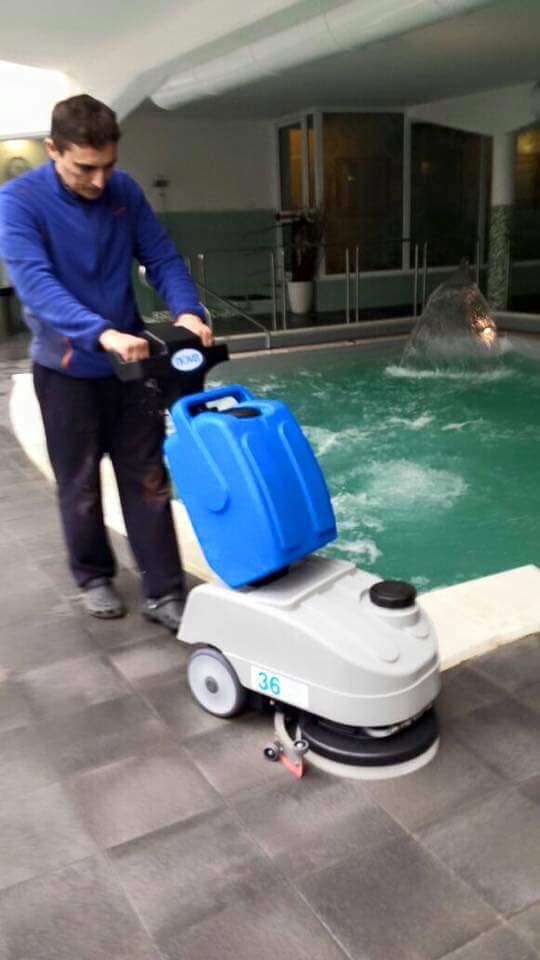 pulizia di pavimentazione esterna