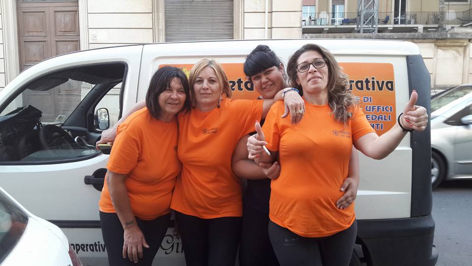 addette alle pulizie con divisa dell'azienda