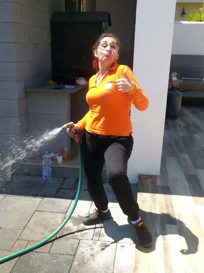 addetta alle pulizie della cooperativa