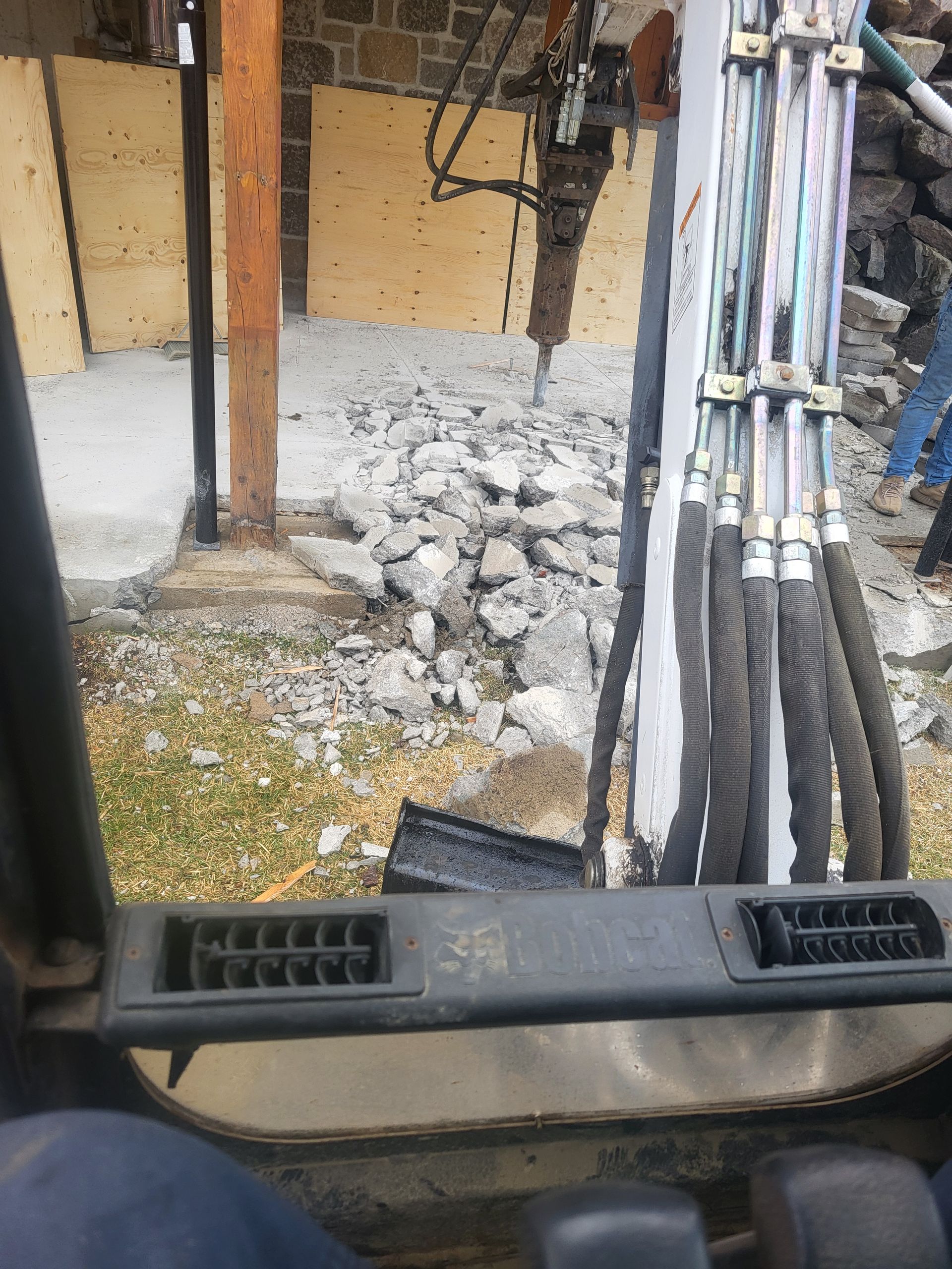 Une personne est assise dans une voiture et regarde par la fenêtre un chantier de construction