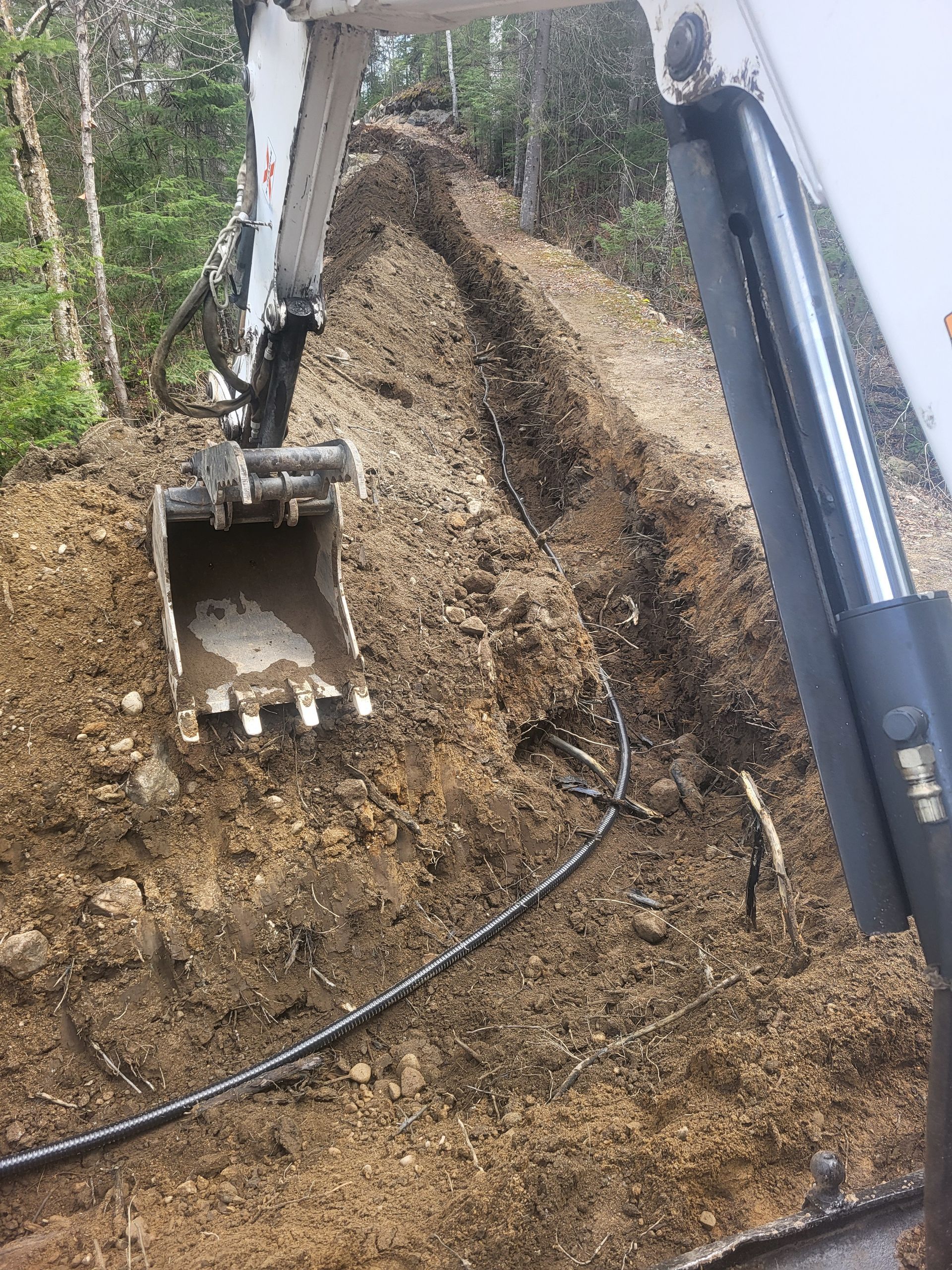 Un bulldozer creuse un trou dans le sol.