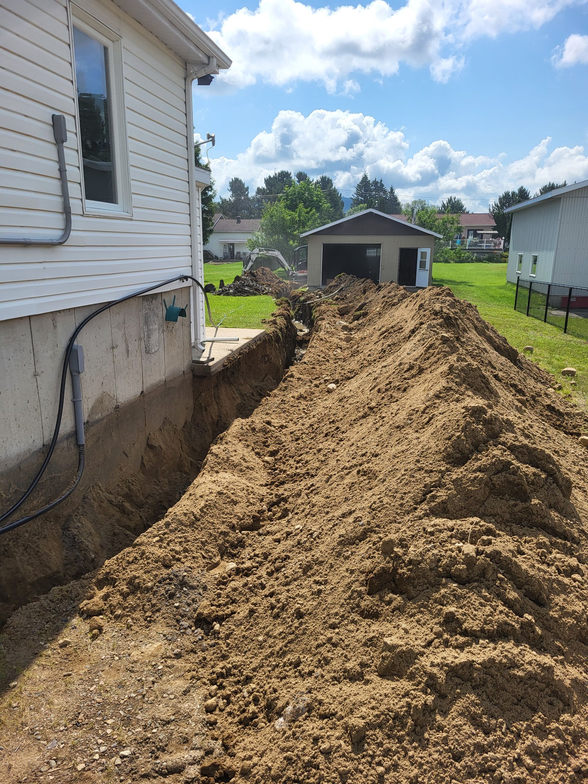 Un gros tas de terre se trouve devant une maison