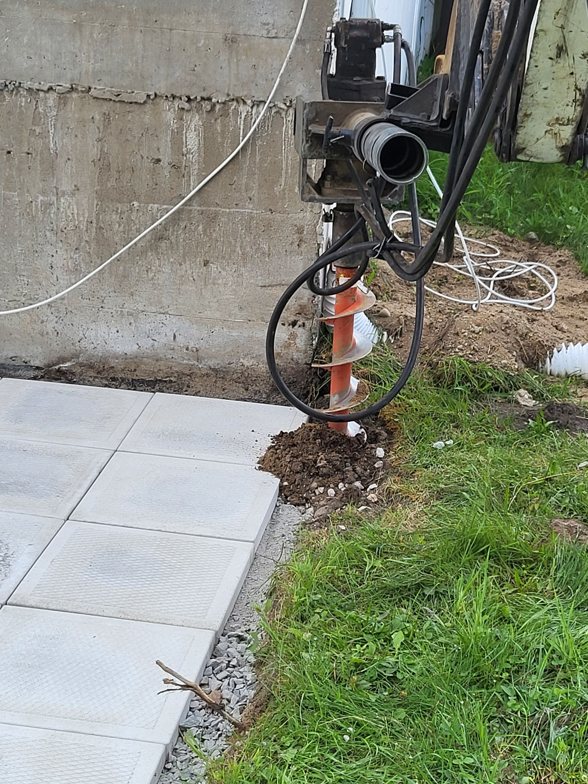 Une machine est utilisée pour percer un trou dans le sol.