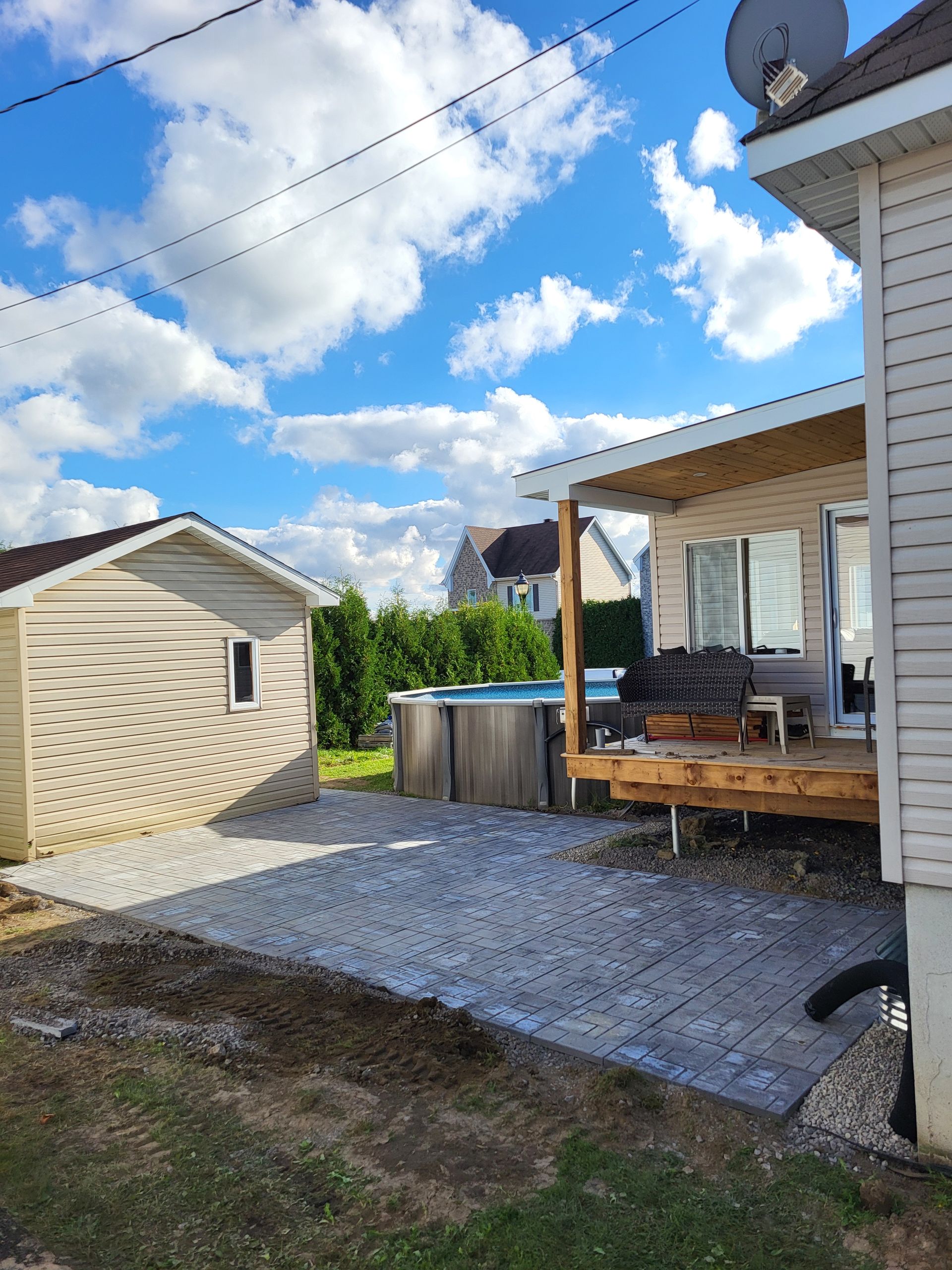 Une maison avec un jacuzzi et une antenne parabolique sur le toit