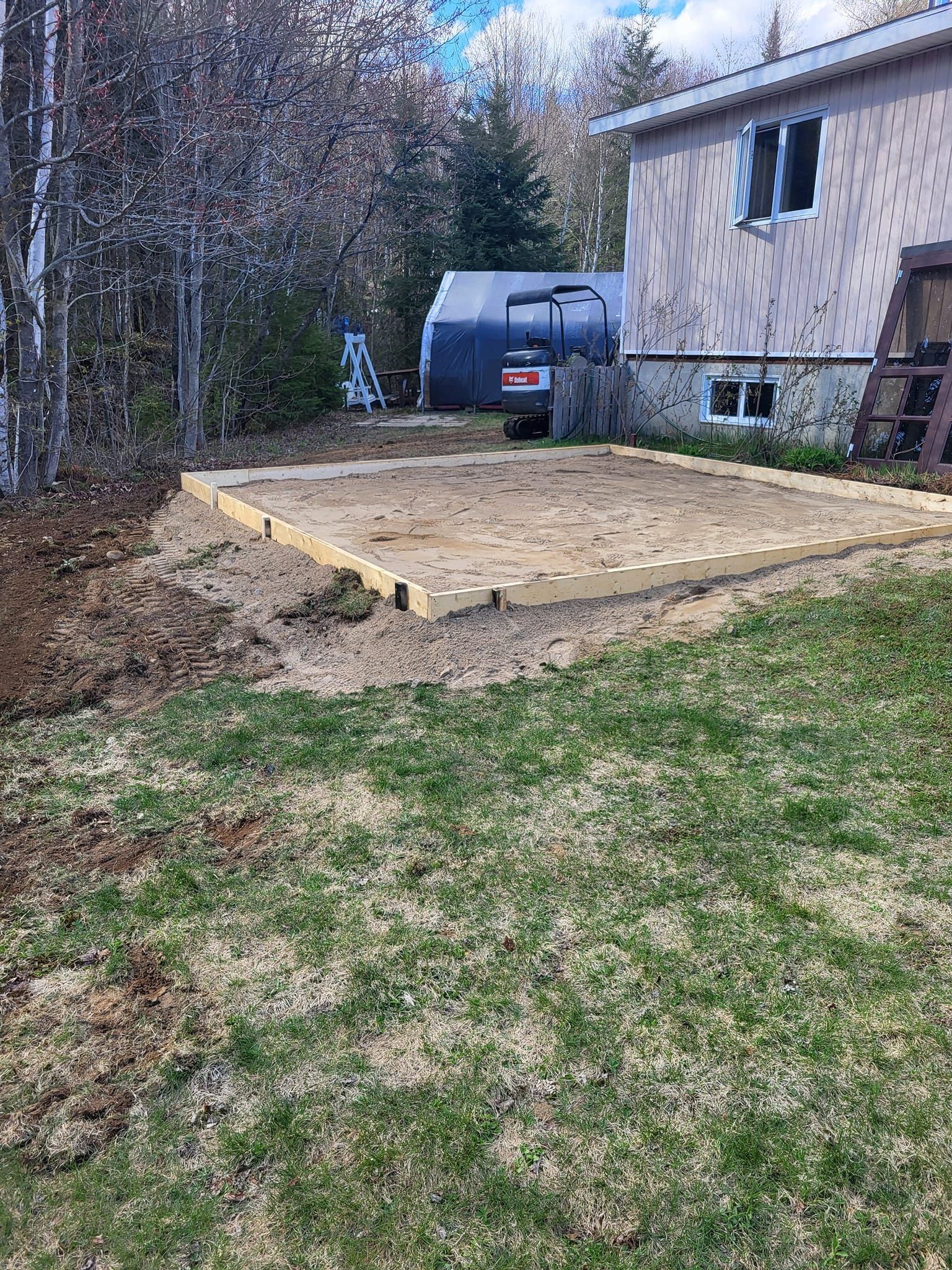 Une voiture est garée devant une maison dans une cour arrière.