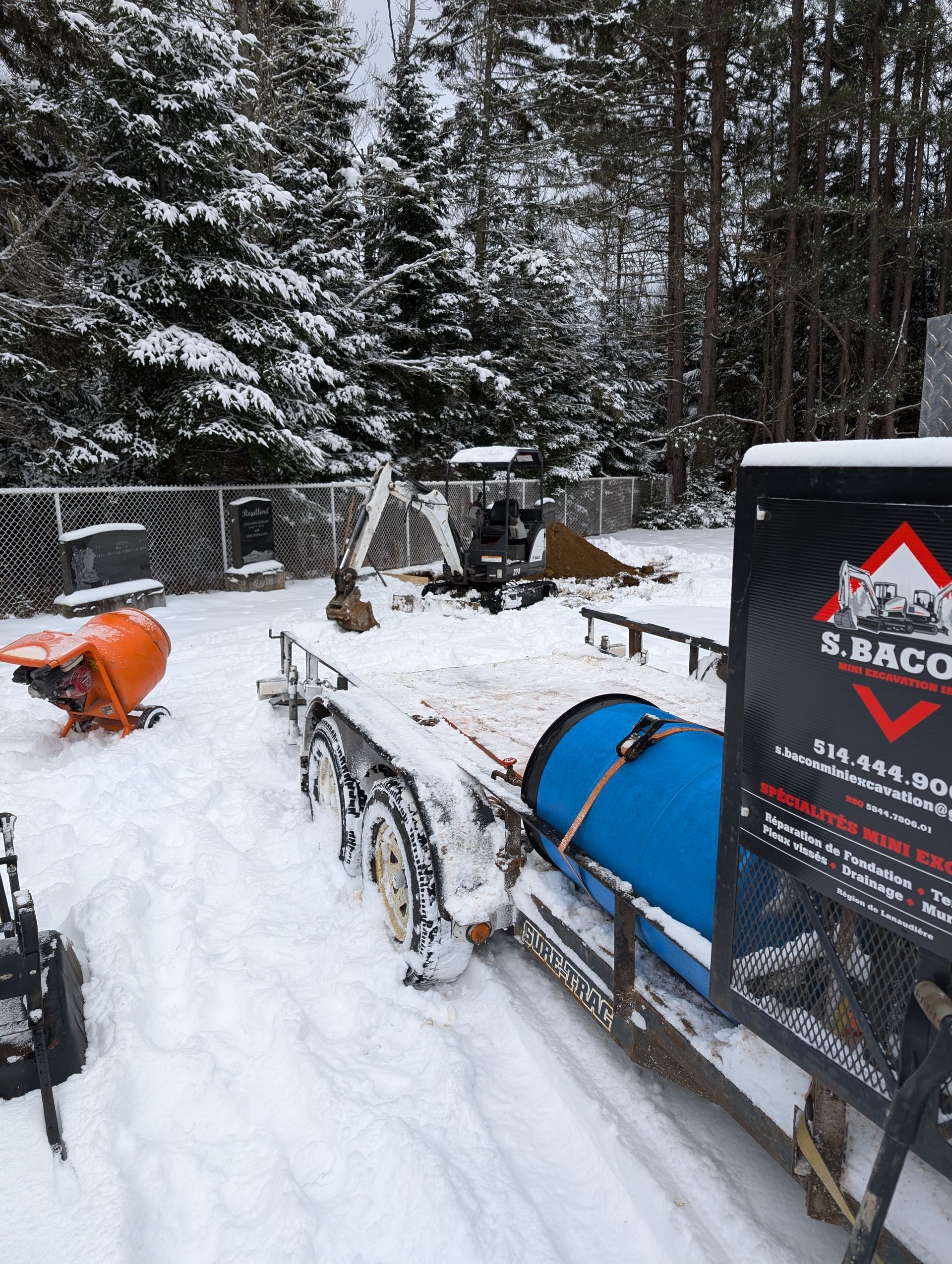 Une motoneige est garée dans la neige à côté d'un panneau indiquant r bacon.