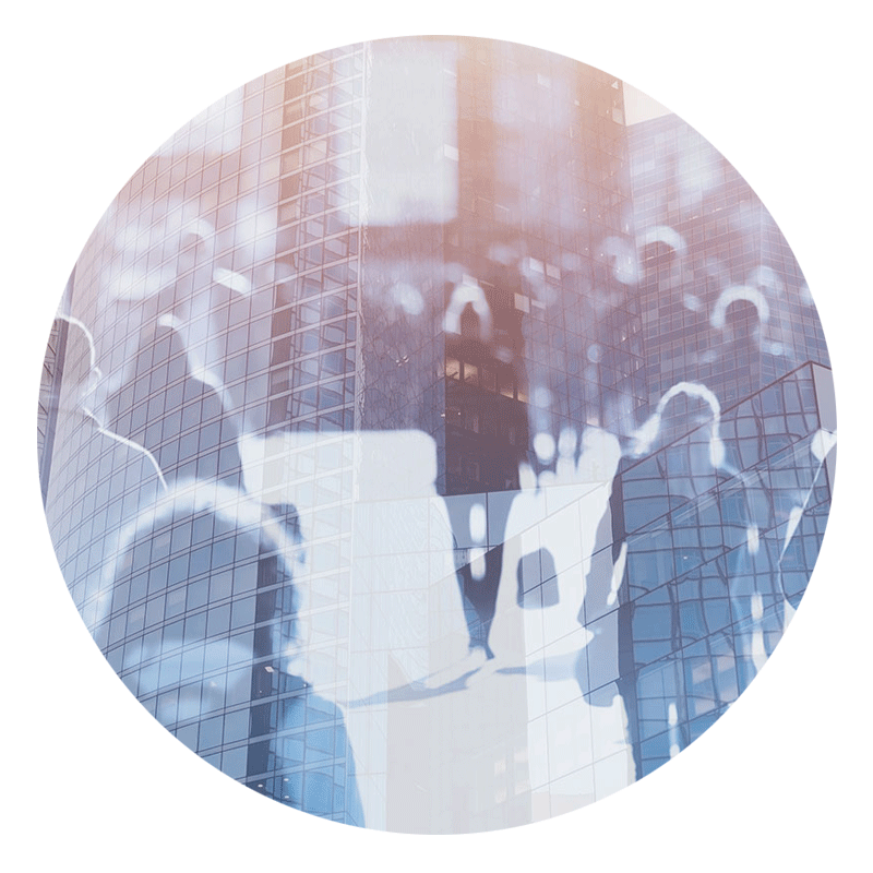 ragazza che cammina per strada