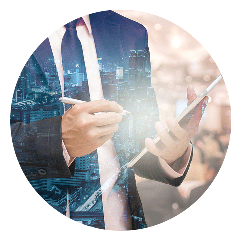 uomo con tablet e penna in mano