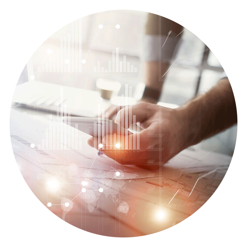 uomo con smartphone in mano