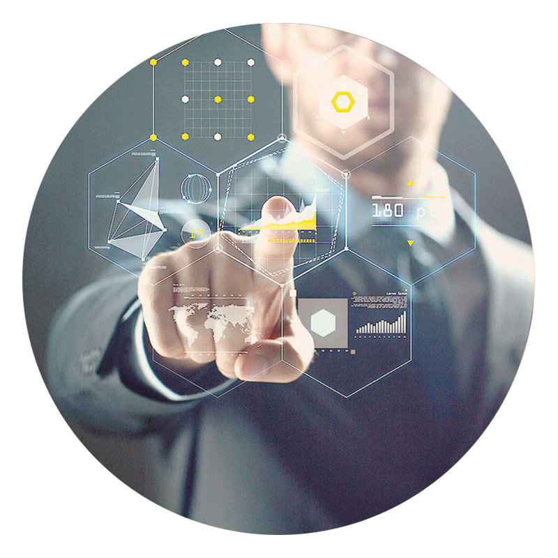 uomo che tocca un touch screen