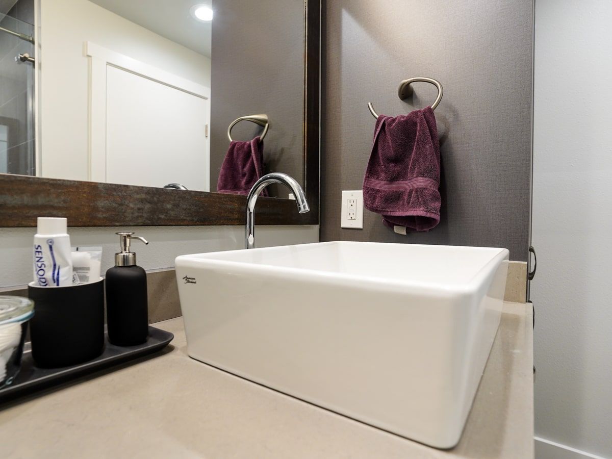 A bathroom with a sink and a mirror.
