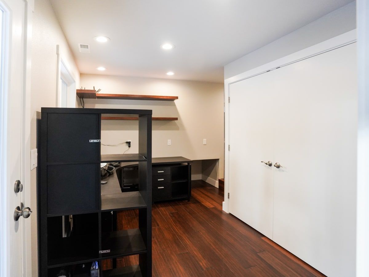 A hallway with a desk in the middle of it