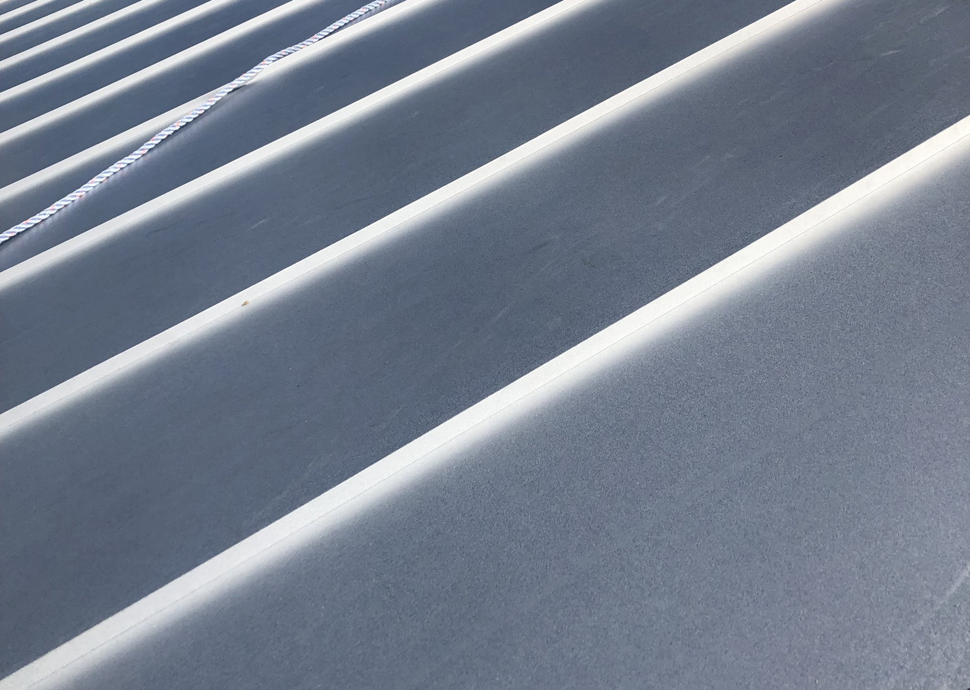 Un gros plan d'un toit en métal avec des rayures blanches