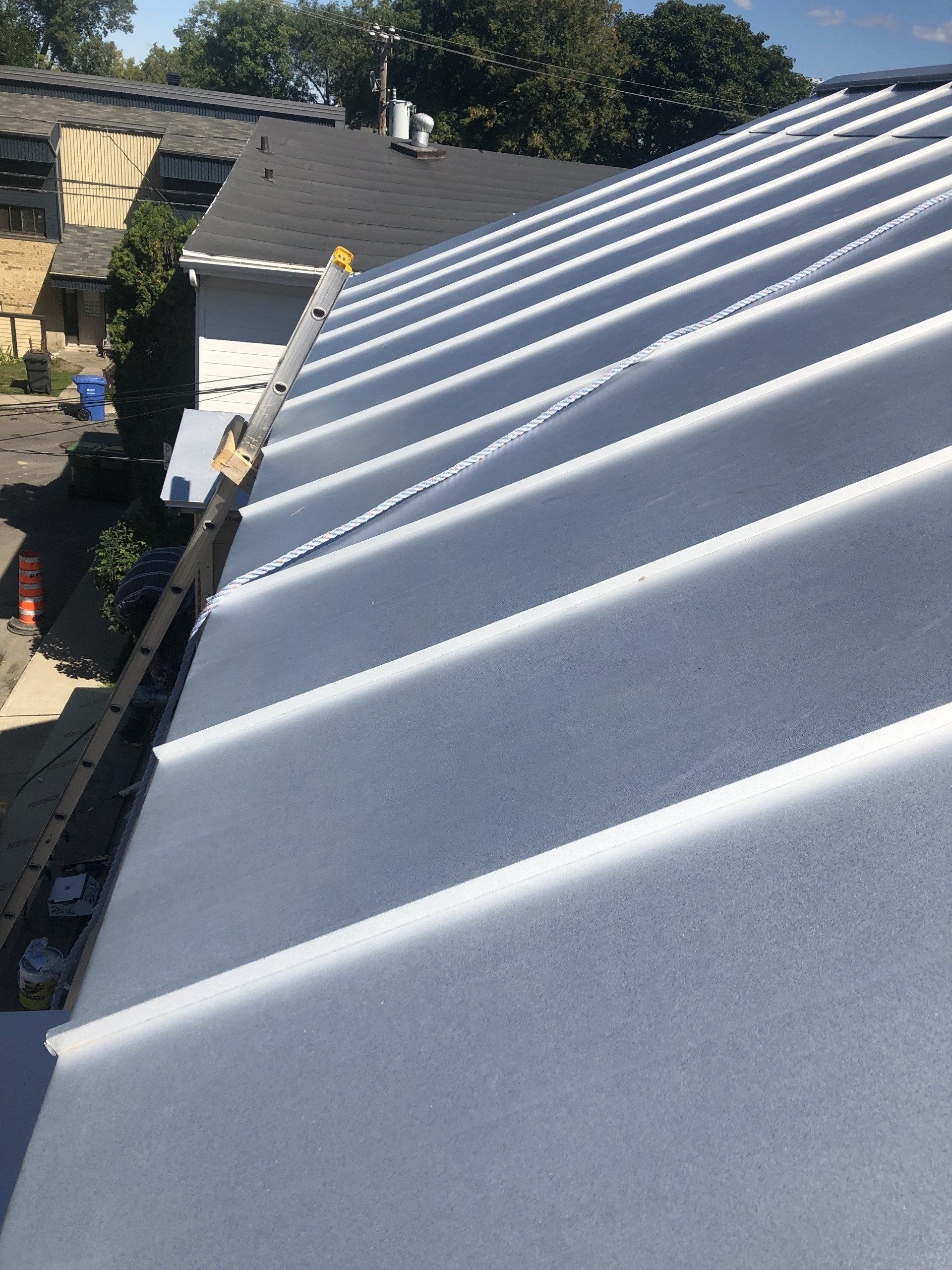 Une échelle est posée sur le toit d'une maison.