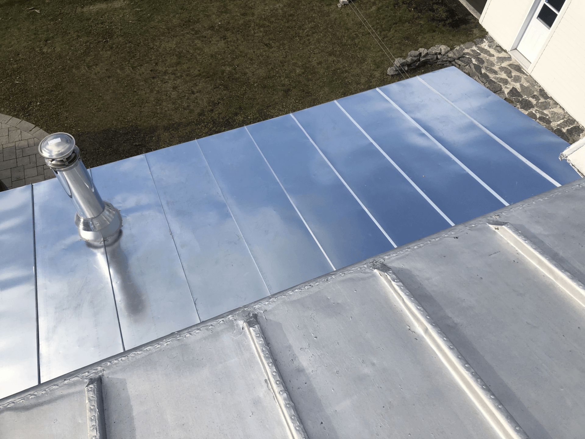 Un toit en métal surmonté d'une cheminée