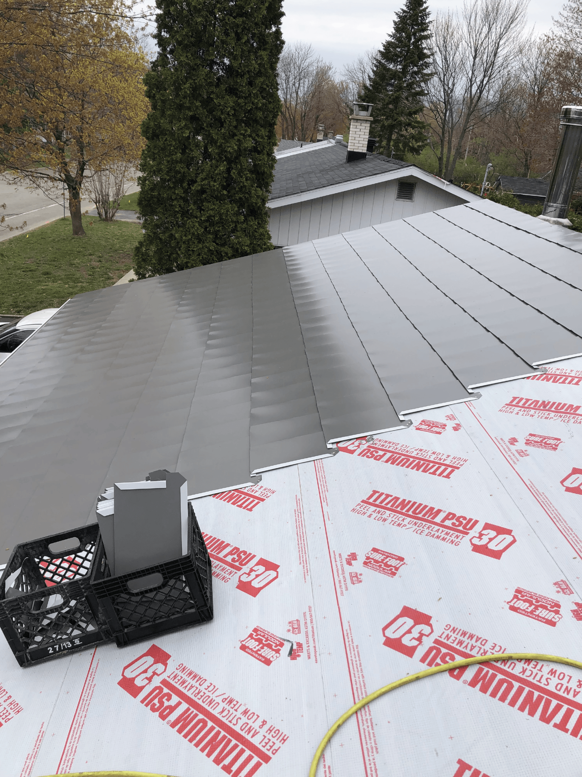 Un toit avec beaucoup de feuilles de titane dessus