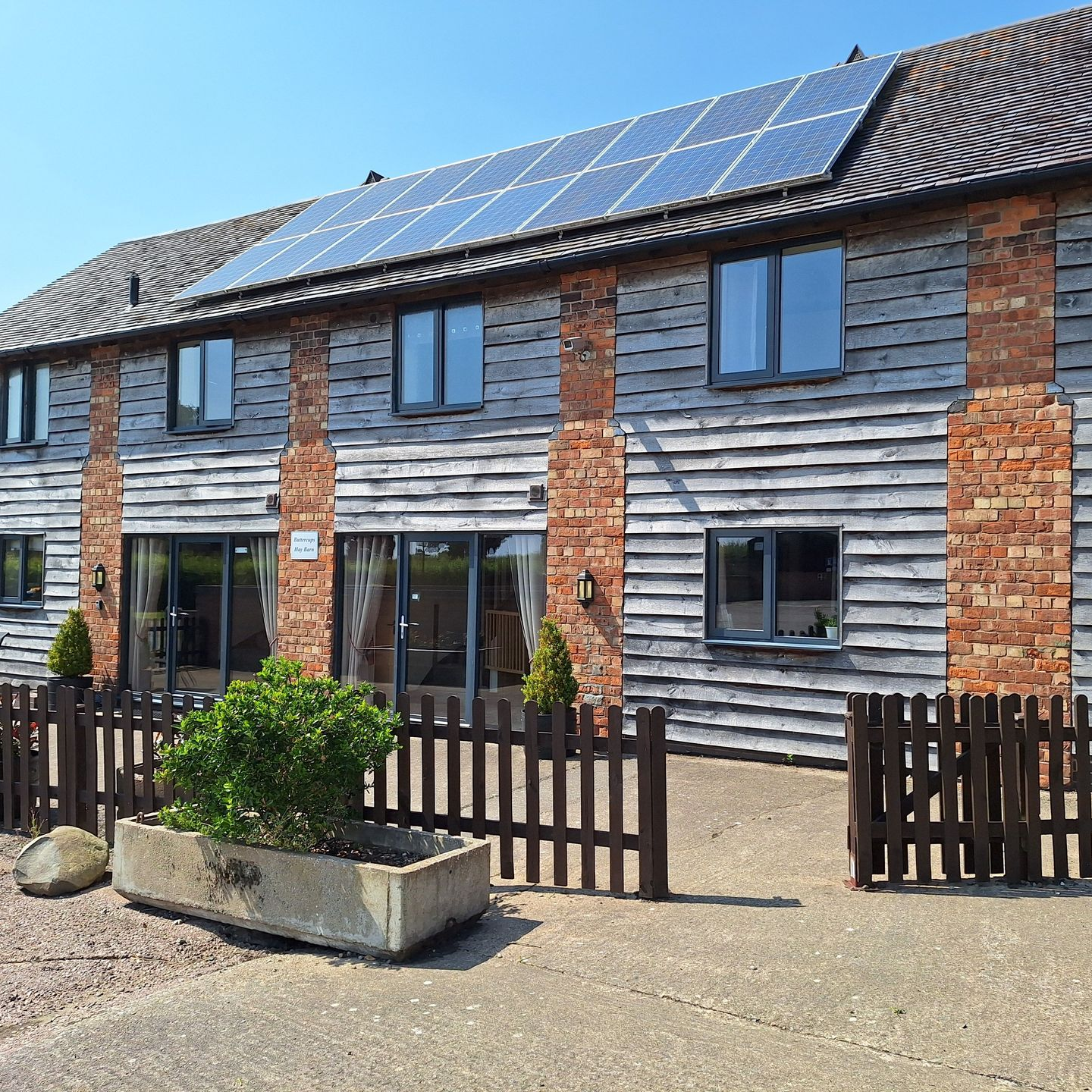 Buttercups Hay Barn dines 16 guests