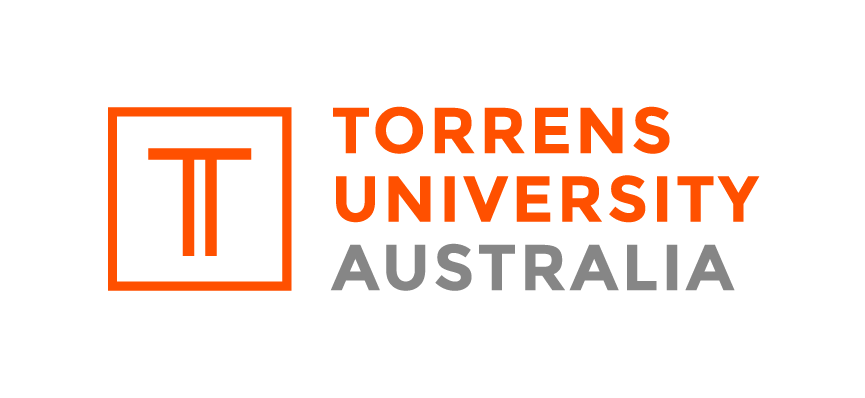 O logotipo da Torrens University Australia é laranja e cinza sobre fundo branco.