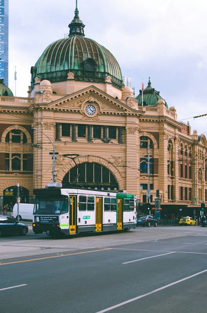 Um ônibus está estacionado em frente a um grande edifício