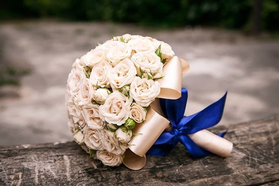 Bouquet da sposa con rose bianche