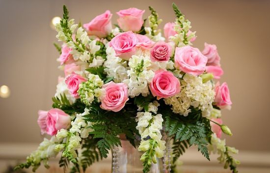 Mazzo di fiori bianchi e rose in vaso