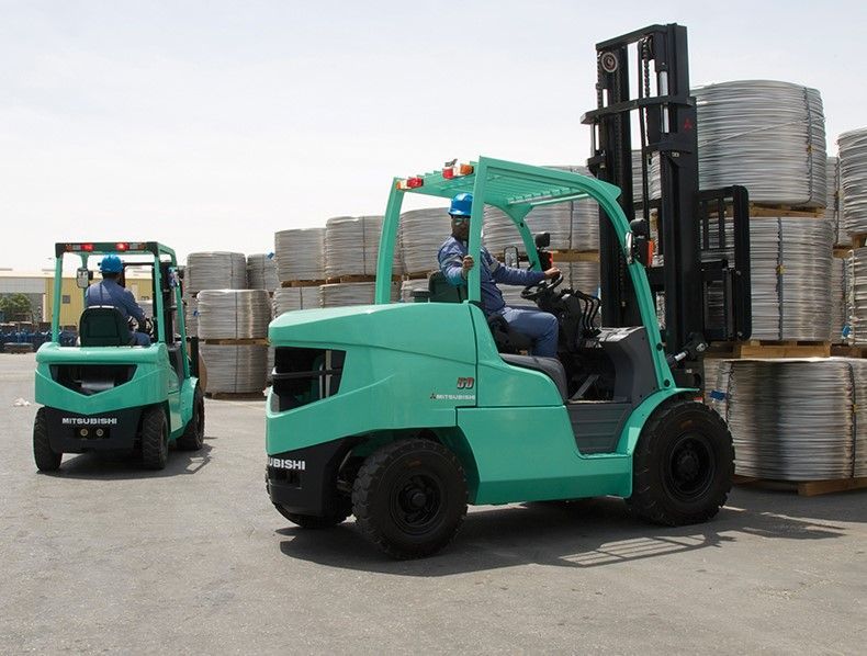 A green mitsubishi 4T forklift lifting load