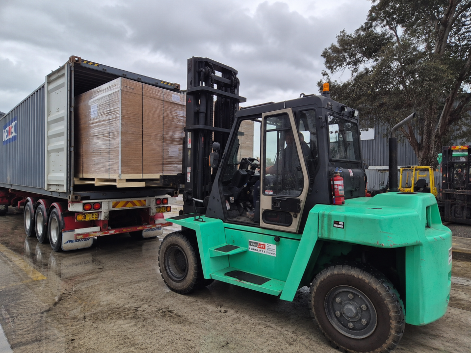 7 tonne forklift unloading shipping container