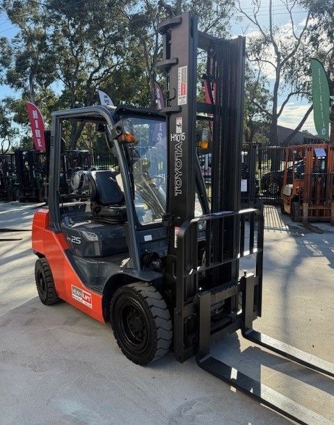toyota forklift 2.5 tonne 32-8-FG25 front side view