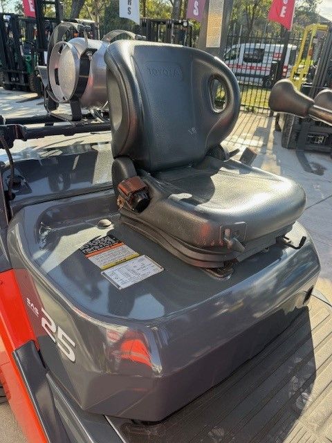 toyota forklift 2.5 tonne 32-8-FG25 seat