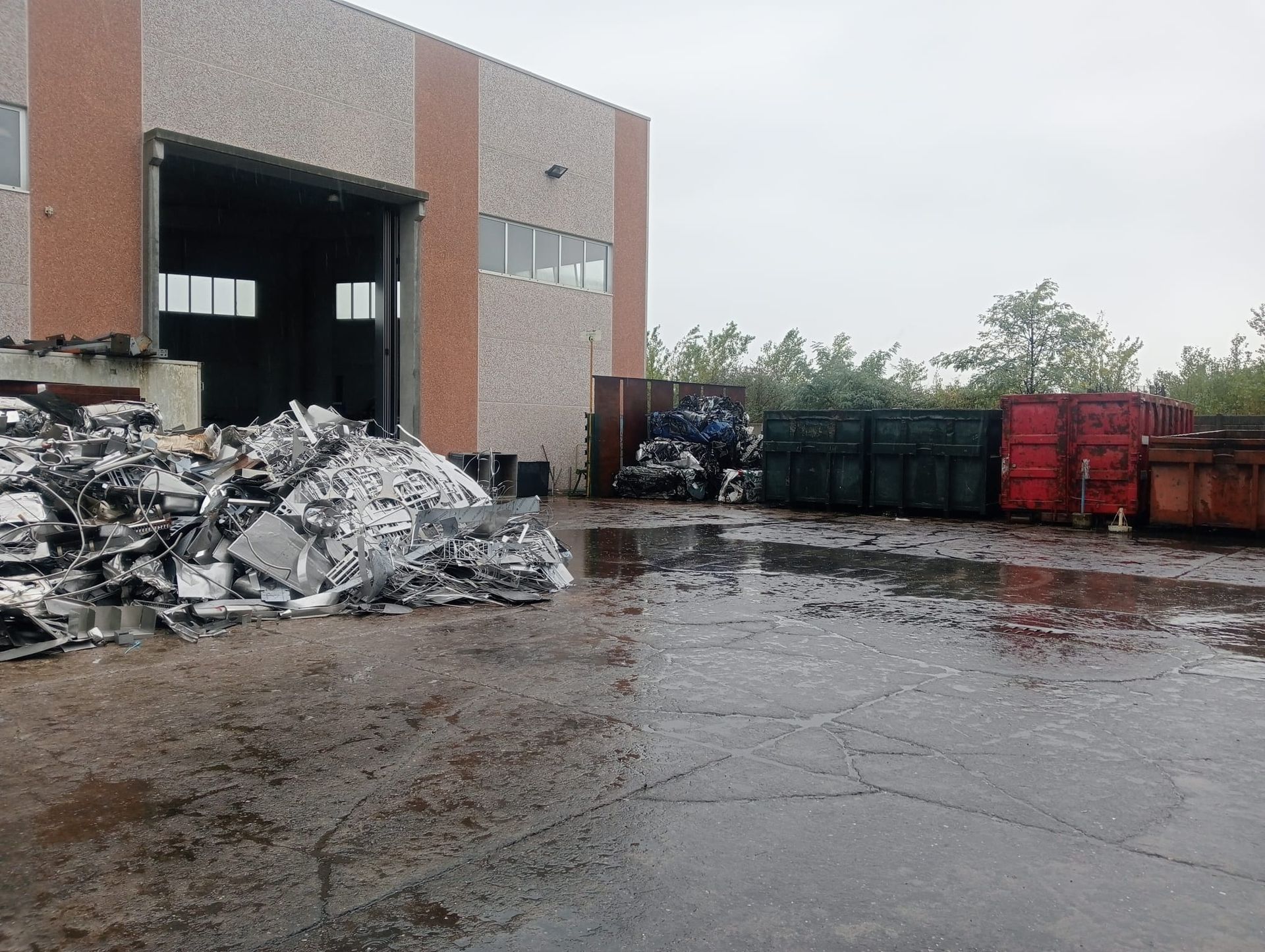 Un mucchio di rottami metallici si trova di fronte a un edificio