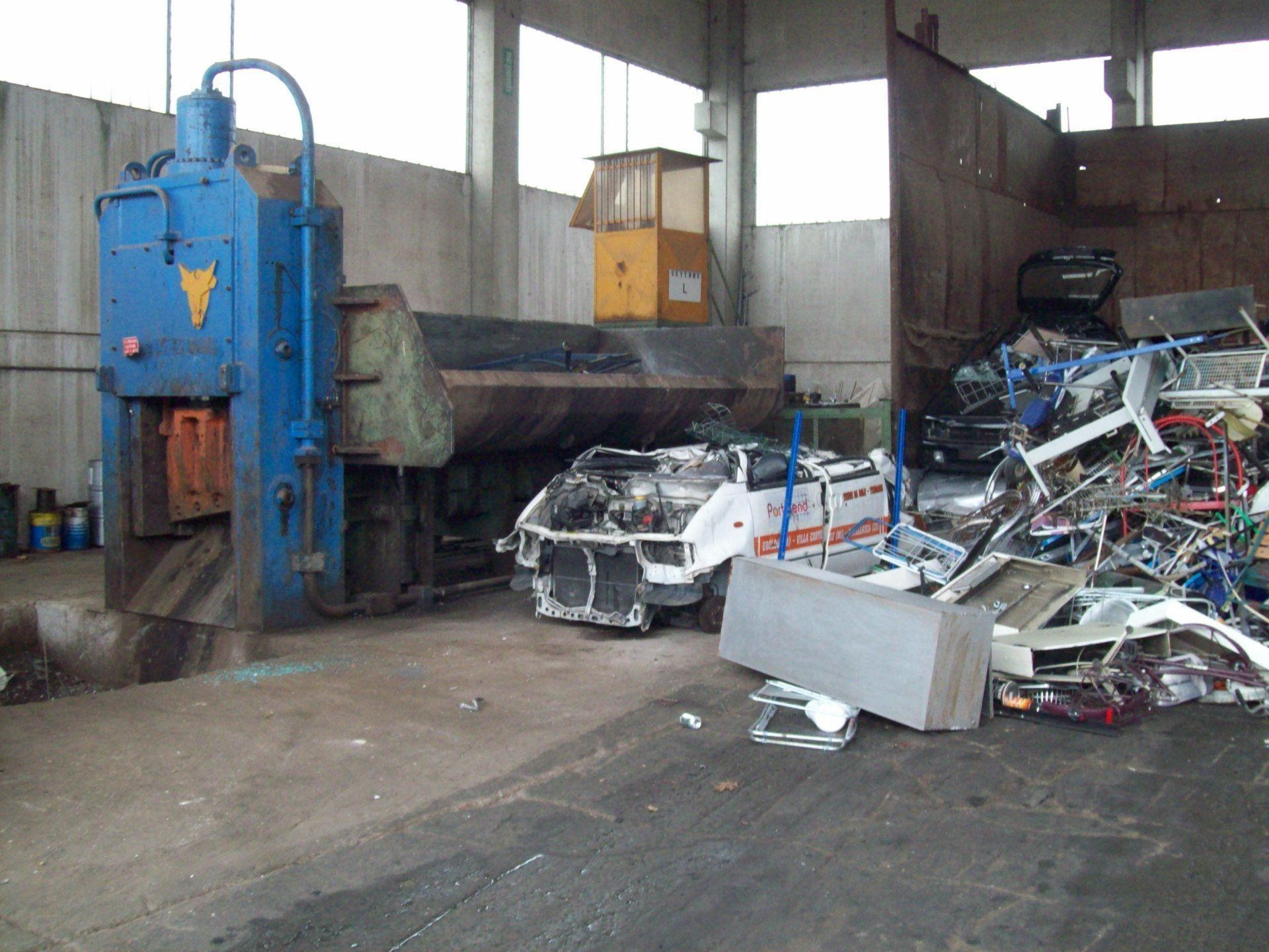 Un magazzino pieno di rottami metallici e una macchina