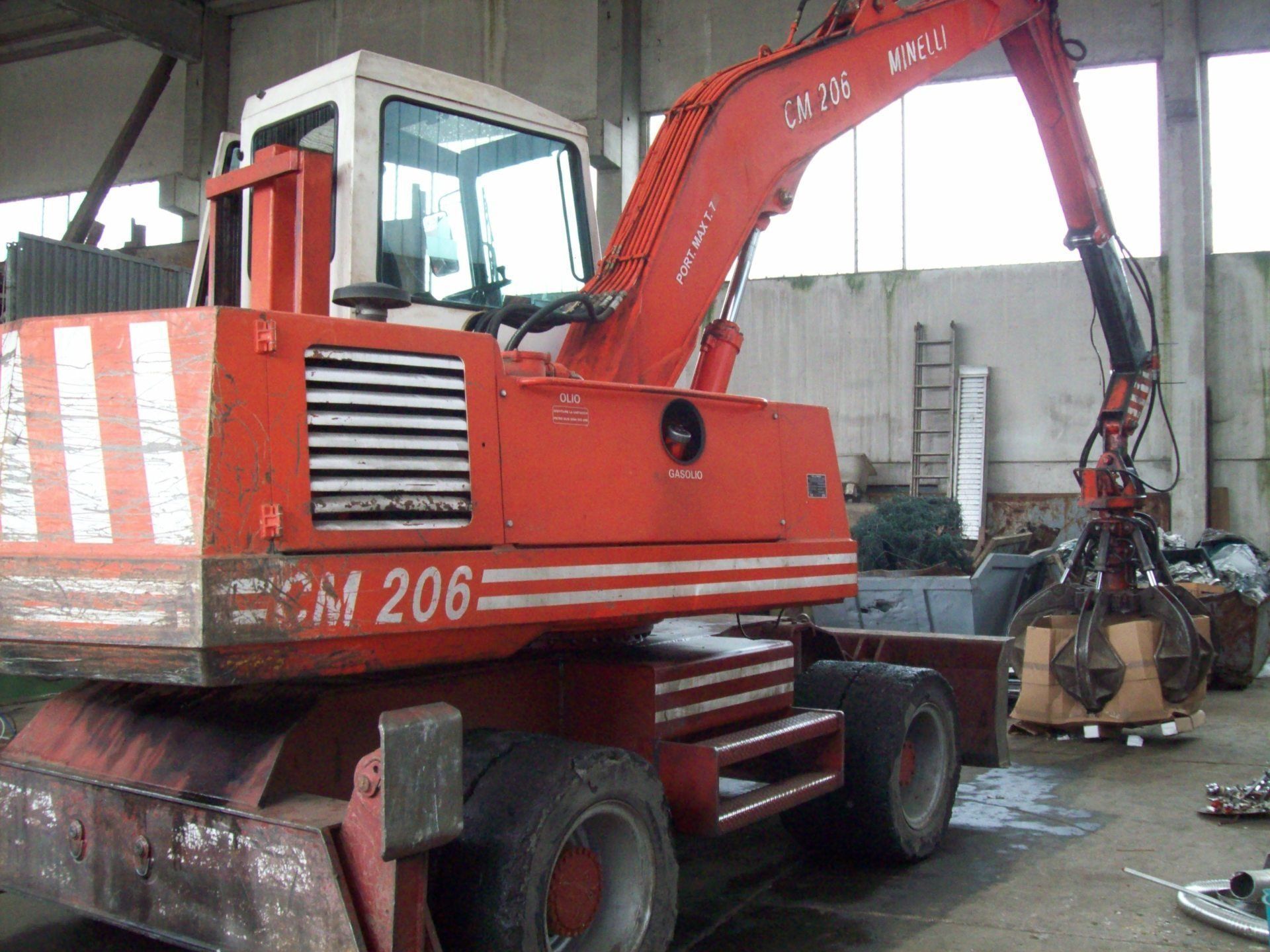 Un escavatore rosso con il numero 206 sopra