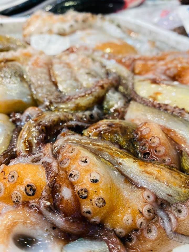 Un primo piano di un piatto di cibo su un tavolo