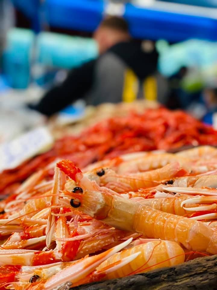 Un primo piano di un piatto di cibo su un tavolo