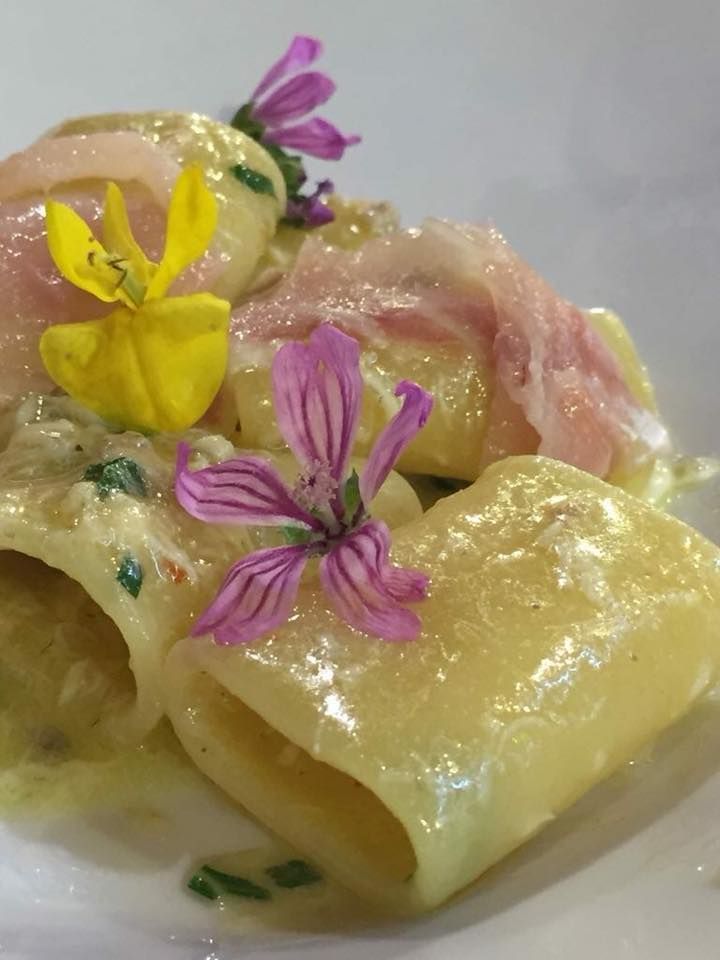 Una stanza con tavoli e sedie e un dipinto sul muro