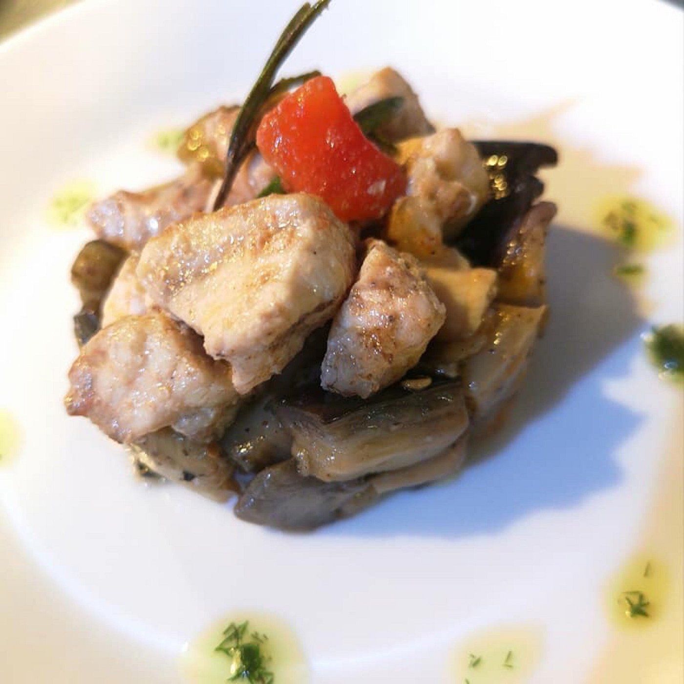 Un primo piano di un piatto di cibo su un tavolo