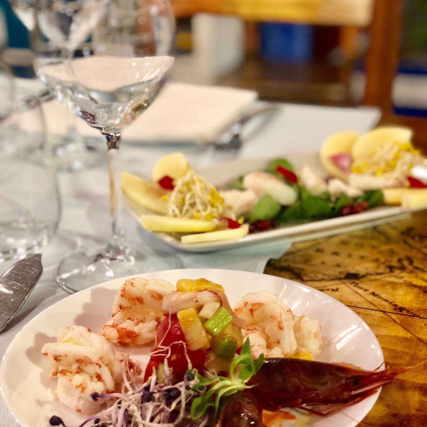 Un primo piano di una ciotola di pasta con funghi