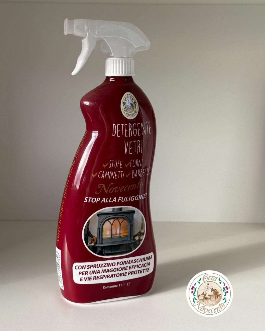 Flacone rosso di detergente per vetri, con ugello spruzzatore bianco, su sfondo bianco.