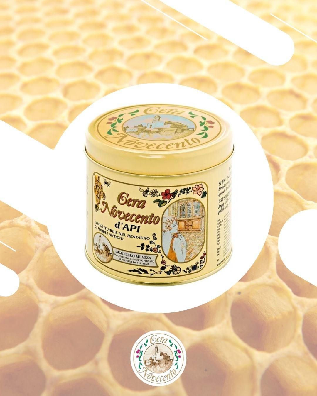 Barattolo di Cera Novecento d'Api, con coperchio floreale, su sfondo a nido d'ape.