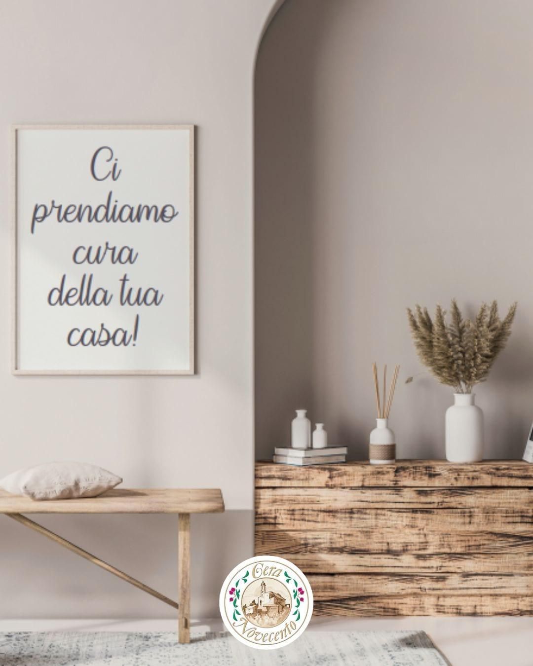 Una scena in una stanza con un cartello in italiano che recita: 