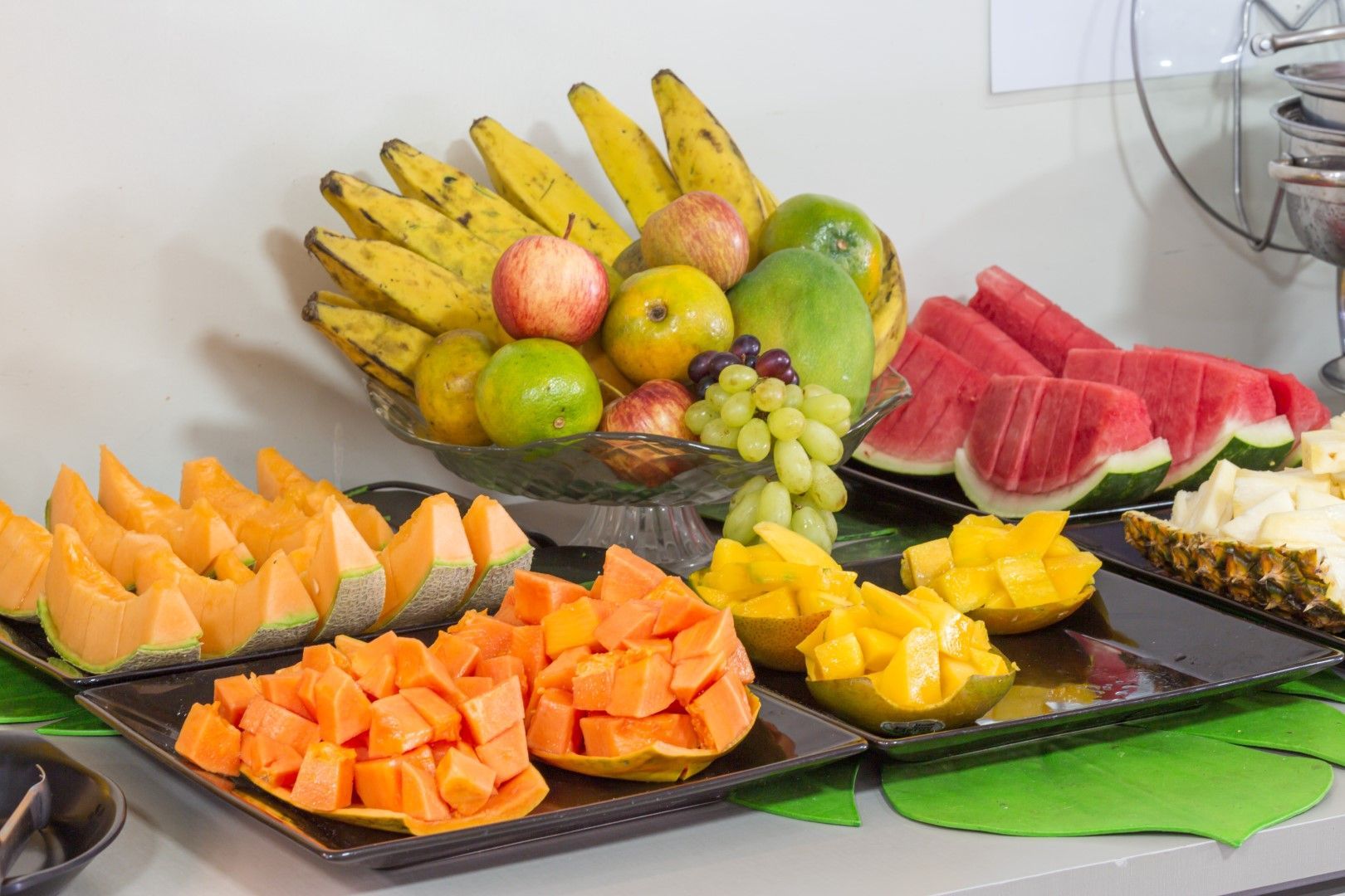 Há muitos tipos diferentes de frutas na mesa.